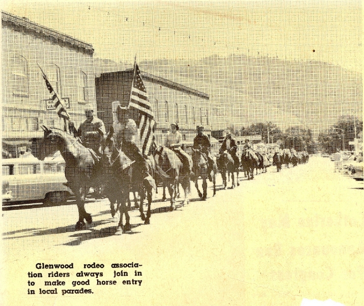glenwood-rodeo-riders-in-white-salmon-parade