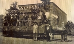 1908 July 4th parade, Woodmen of America float at Jewett & Main